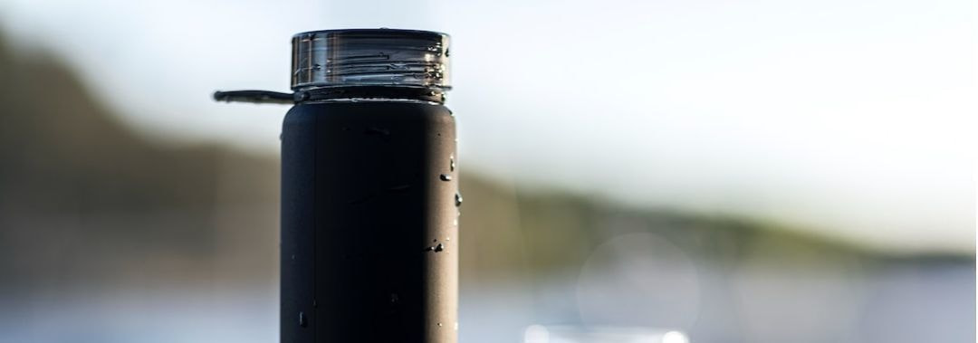 水が入った水筒