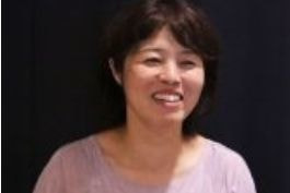 ヨガインストラクター三宅美香子が笑っている