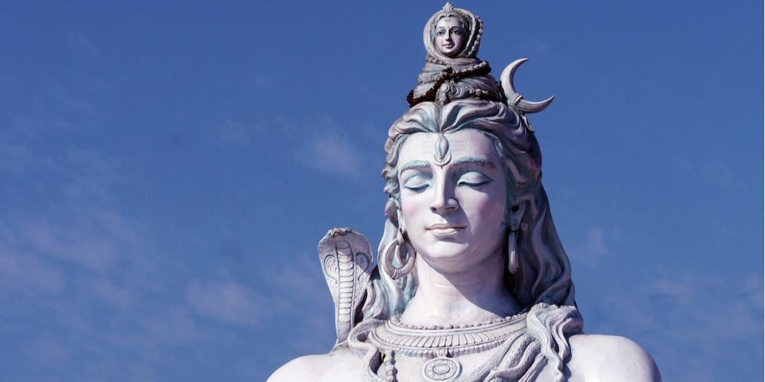 インドのシヴァ神が瞑想している偶像