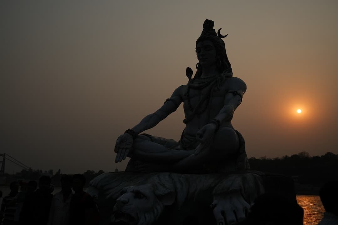 インドのシヴァ神が瞑想している偶像