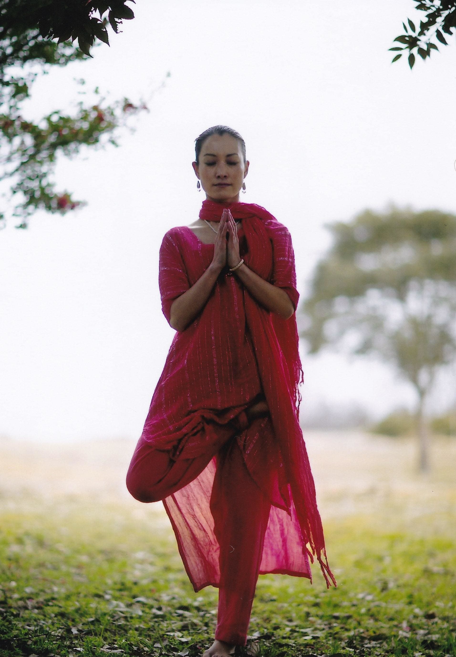 片足立ちでヨガのバランスポーズ