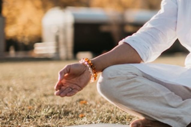 男性が瞑想している
