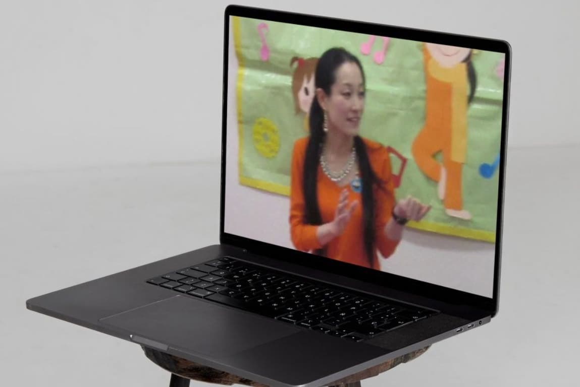 子どもがヨガをしている